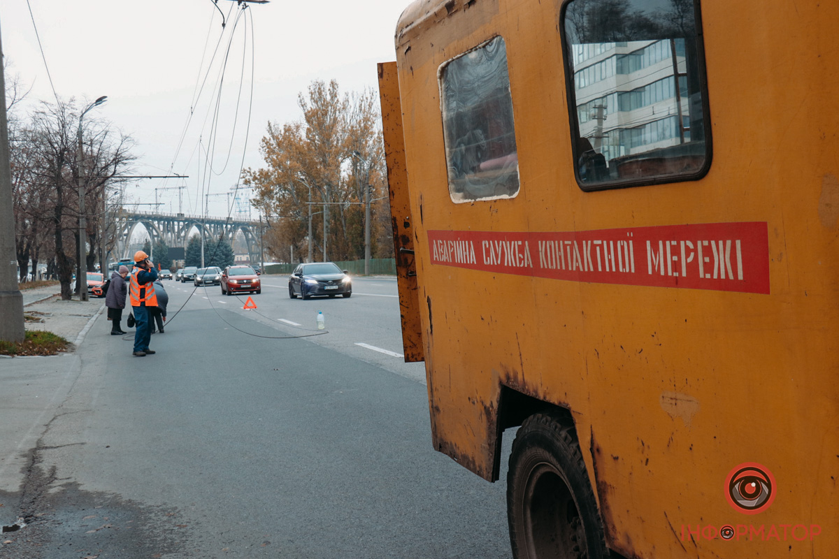 Новости Днепра про Тролейбуси не ходять: у Дніпрі на Набережній Перемоги обірвалася контактна мережа