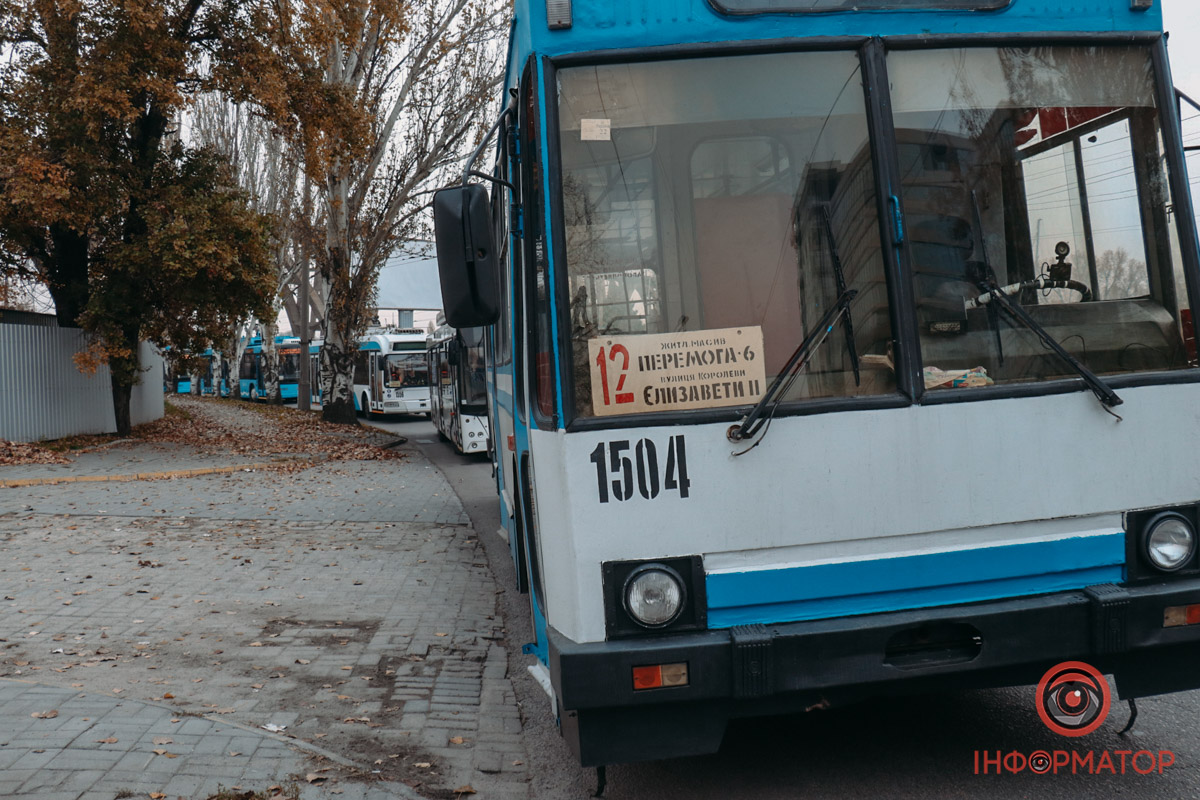 Новости Днепра про Тролейбуси не ходять: у Дніпрі на Набережній Перемоги обірвалася контактна мережа