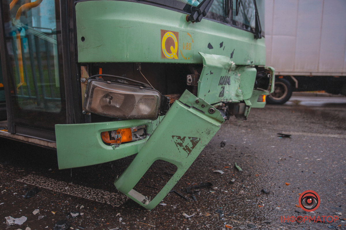 Новости Днепра про У Дніпрі на Лисиченко зіштовхнулися автобус №38 та ВАЗ: є постраждалі
