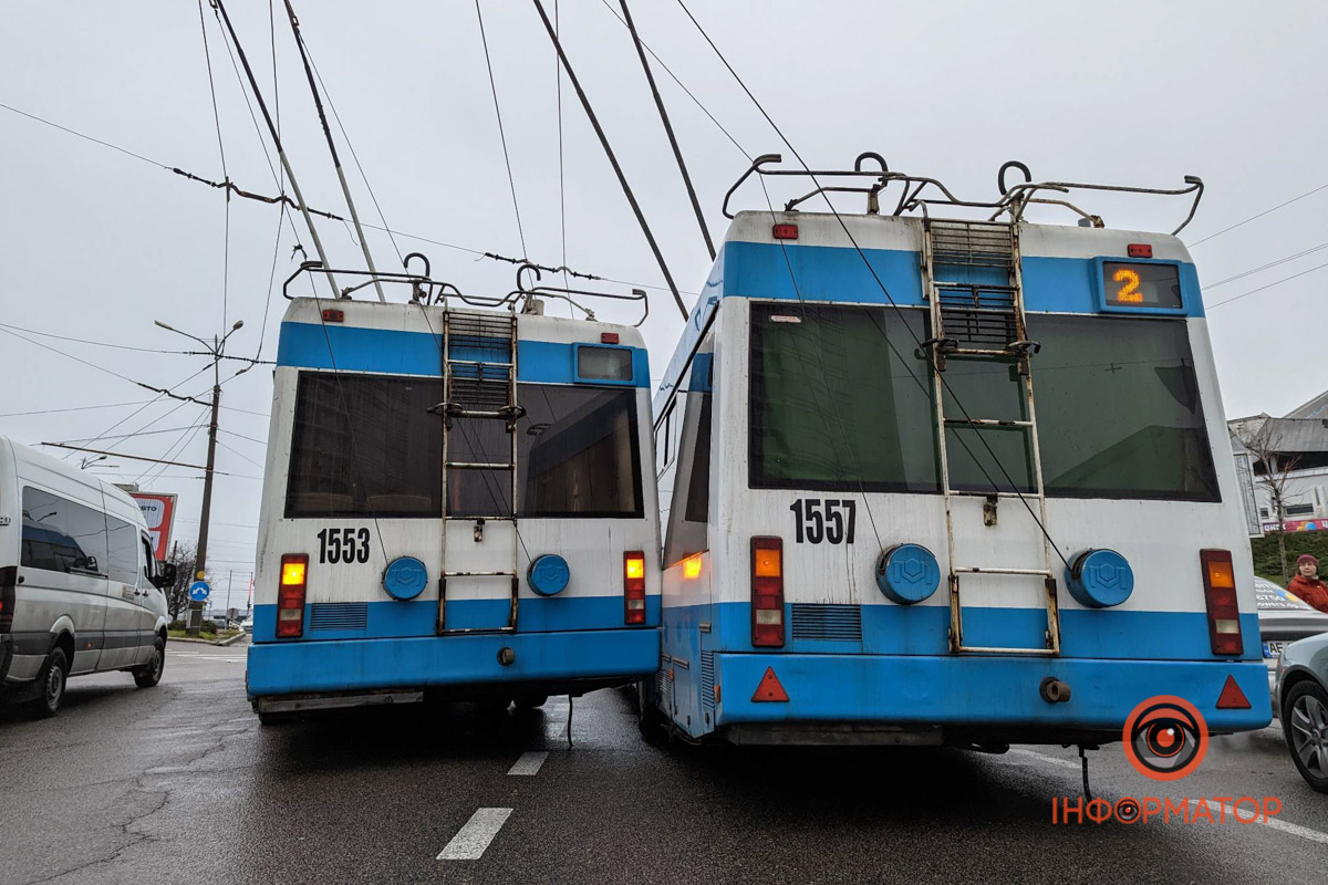 Новости Днепра про У Дніпрі біля Нового моста зіштовхнулися два тролейбуси (ФОТО)