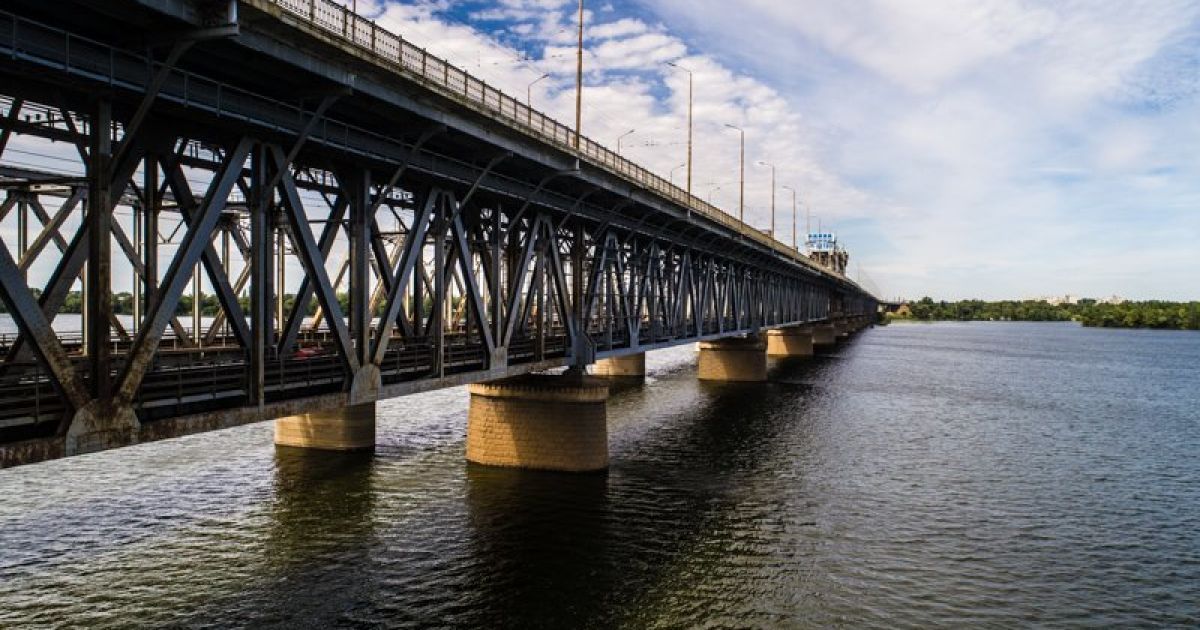 Новости Днепра про У Дніпрі на Амурському мосту врятували самогубця