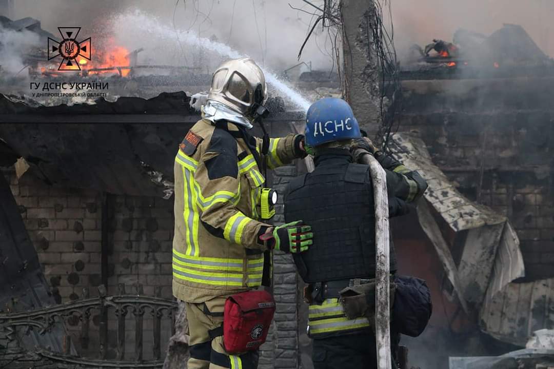Новости Днепра про ГСЧС завершили спасательную операцию на складах в Днепре, куда попала ракета