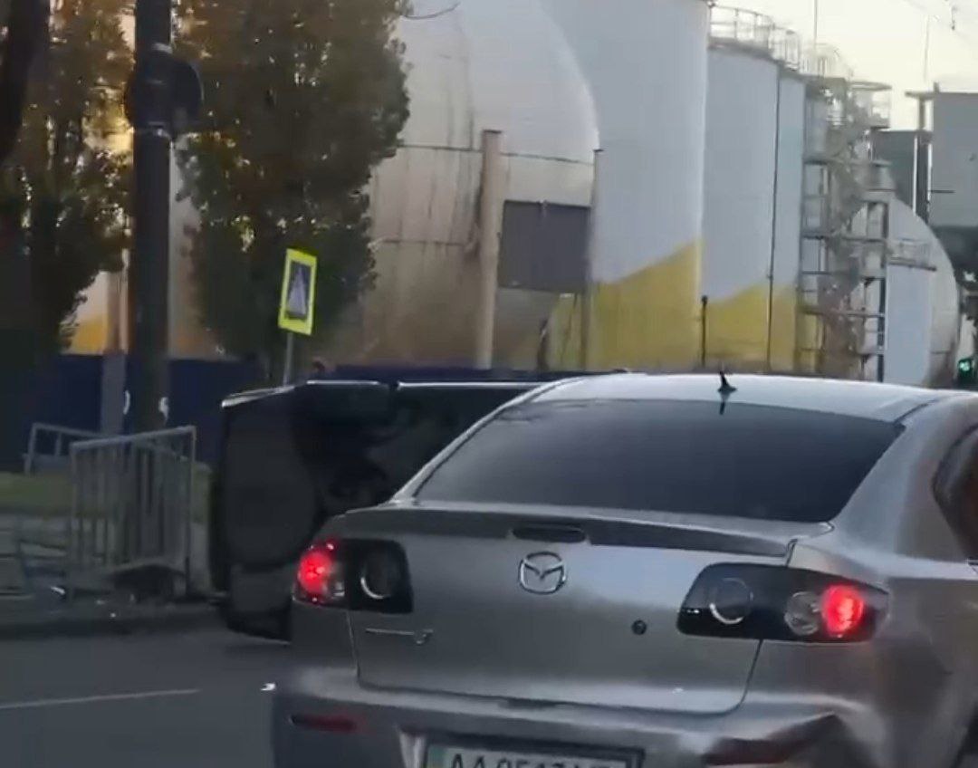Новости Днепра про Понівечена BMW лежить на узбіччі: у Дніпрі поблизу Парусу сталася ДТП (ВІДЕО)