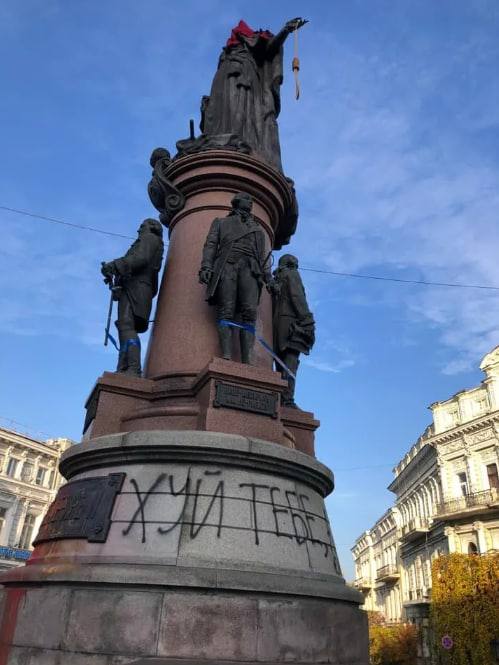 Новости Днепра про Памятнику Екатерине Второй в Одессе дали в руки петлю и надели колпак палача (ФОТО)