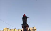 Пам’ятнику Катерині Другій в Одесі дали в руки зашморг та надягли ковпак ката (ФОТО)