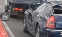 На дорогах Дніпра помітили розтрощене авто, яке побувало під обстрілами (ВІДЕО)