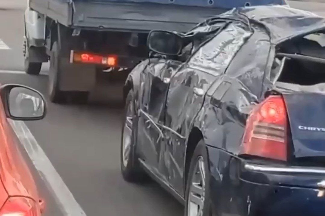Новости Днепра про На дорогах Дніпра помітили розтрощене авто, яке побувало під обстрілами (ВІДЕО)