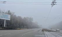 Наче хмари лежать на землі: Дніпро затягнуло густим туманом (ВІДЕО)
