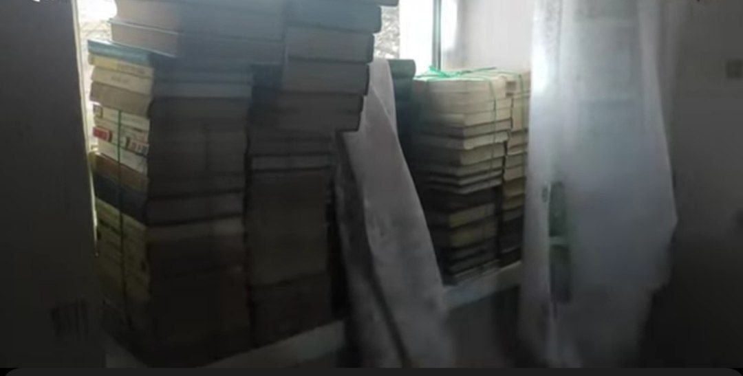 Новости Днепра про Жительница Днепра заложила окна русскими книгами, чтобы защититься от обломков