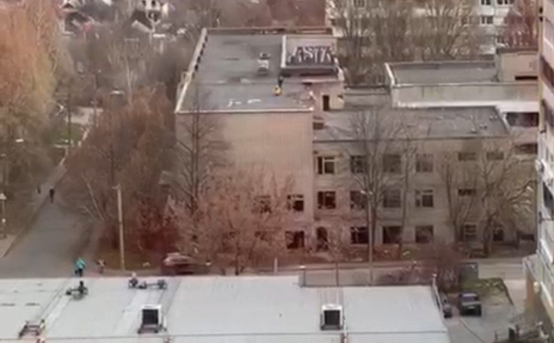 Новости Днепра про В Днепре дети гуляют на крыше заброшенного Межшкольного комбината (Видео)