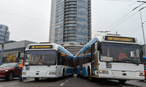 У Дніпрі біля Нового моста зіштовхнулися два тролейбуси (ФОТО)