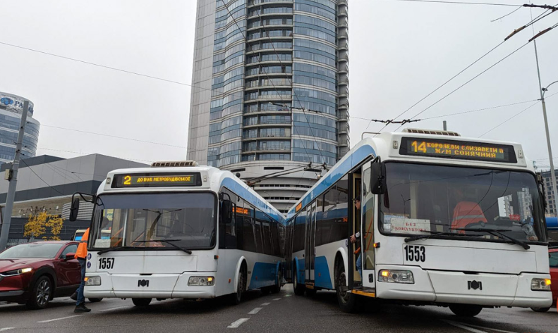 Новости Днепра про У Дніпрі біля Нового моста зіштовхнулися два тролейбуси (ФОТО)