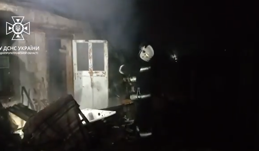 Новости Днепра про В Желтых Водах 15 спасателей тушили пожар в летней кухне (ВИДЕО)