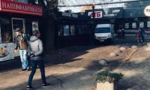 Кидався на людей з палицею: у Дніпрі біля супермаркету АТБ неадекват забирав їжу у військового