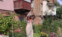 В Днепре посреди маленького дворика стоит статуя античной жрицы (ФОТО)
