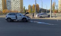 Авто разбито вдребезги: в Днепре на проспекте Героев столкнулись Hyundai и Skoda
