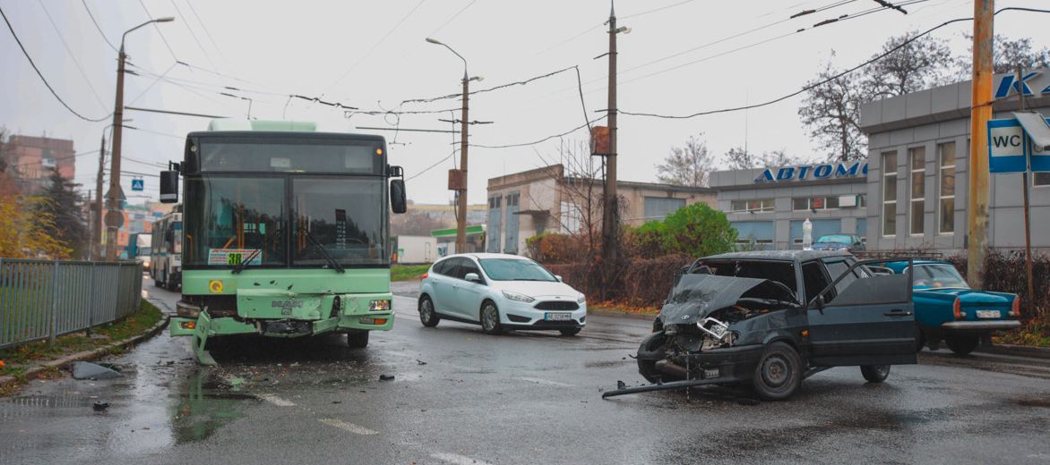 Новости Днепра про У Дніпрі на Лисиченко зіштовхнулися автобус №38 та ВАЗ: є постраждалі