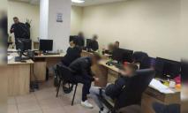 Псевдо банкіри: на Дніпропетровщині накрили call-центр на 20 співробітників