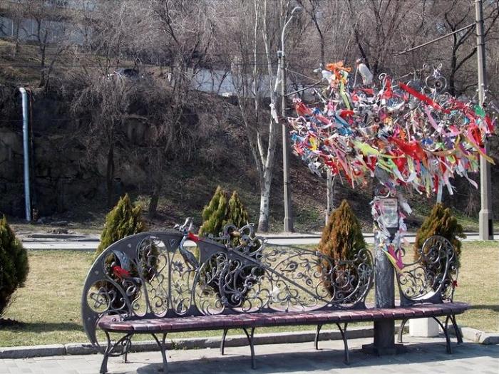 Новости Днепра про Залізне серце, мотоцикл та дерево щастя: ТОП-10 незвичайних арт-обˋєктів у Дніпрі (ФОТО)