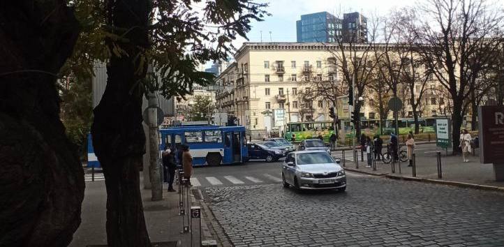 Новости Днепра про В центре Днепра столкнулись троллейбус и Chevrolet