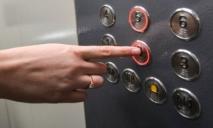 В Киеве женщина застряла в лифте и у нее начались роды