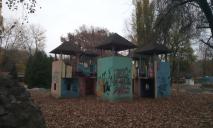 Тримався довгі роки: у Дніпрі в парку Глоби вандали знівечили дитячий майданчик