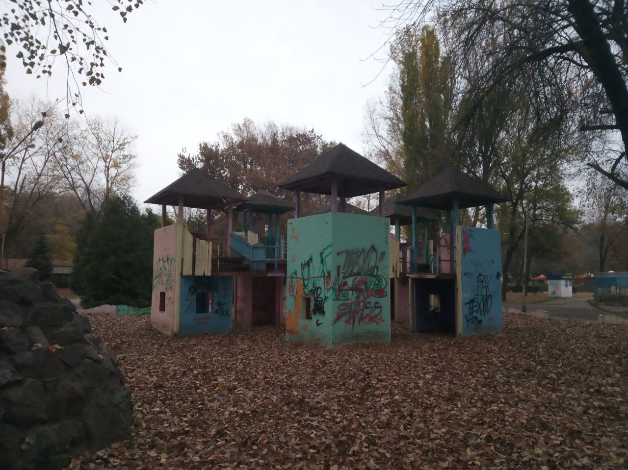 Новости Днепра про Тримався довгі роки: у Дніпрі в парку Глоби вандали знівечили дитячий майданчик