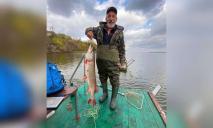 Вес – 8,5 кг: в Днепре рыбак поймал огромную щуку (ФОТО)