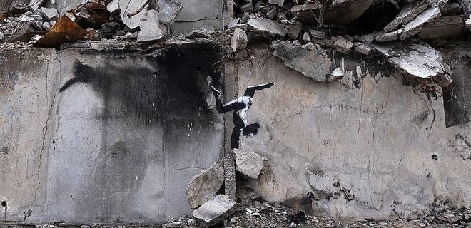 Новости Днепра про Відомий британський художник намалював гімнастку на зруйнованому будинку у Бородянці