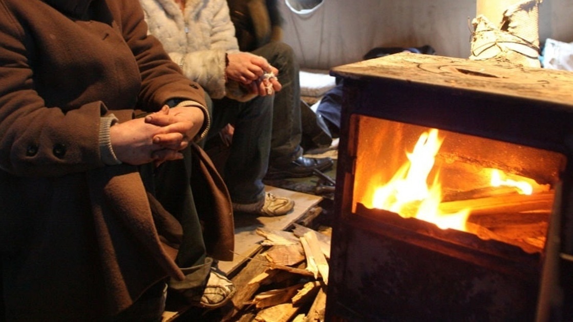 Новости Днепра про Топили буржуйку: на Днепропетровщине семья с 11-месячным младенцем отравилась угарным газом