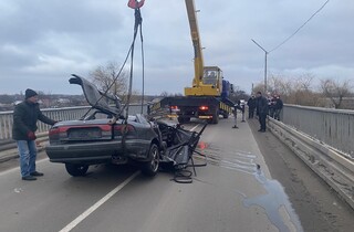 Новости Днепра про Страшная трагедия: на Николаевщине автомобиль упал с моста, погибло трое взрослых и двое детей