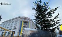 В Хмельницком установили новогоднюю елку на обломке российской ракеты