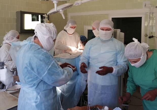 Новости Днепра про Розтрощена щелепа та відкритий перелом стегна: у Дніпрі рятували пораненого 25-річного бійця