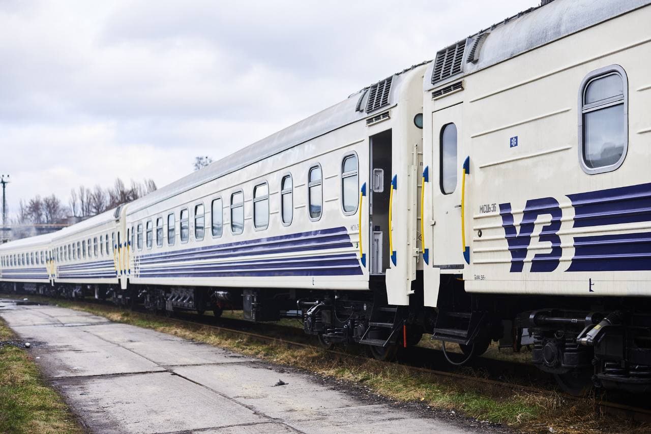 Новости Днепра про Вокзал Днепра работает на генераторах, в дороге задерживаются 20 поездов