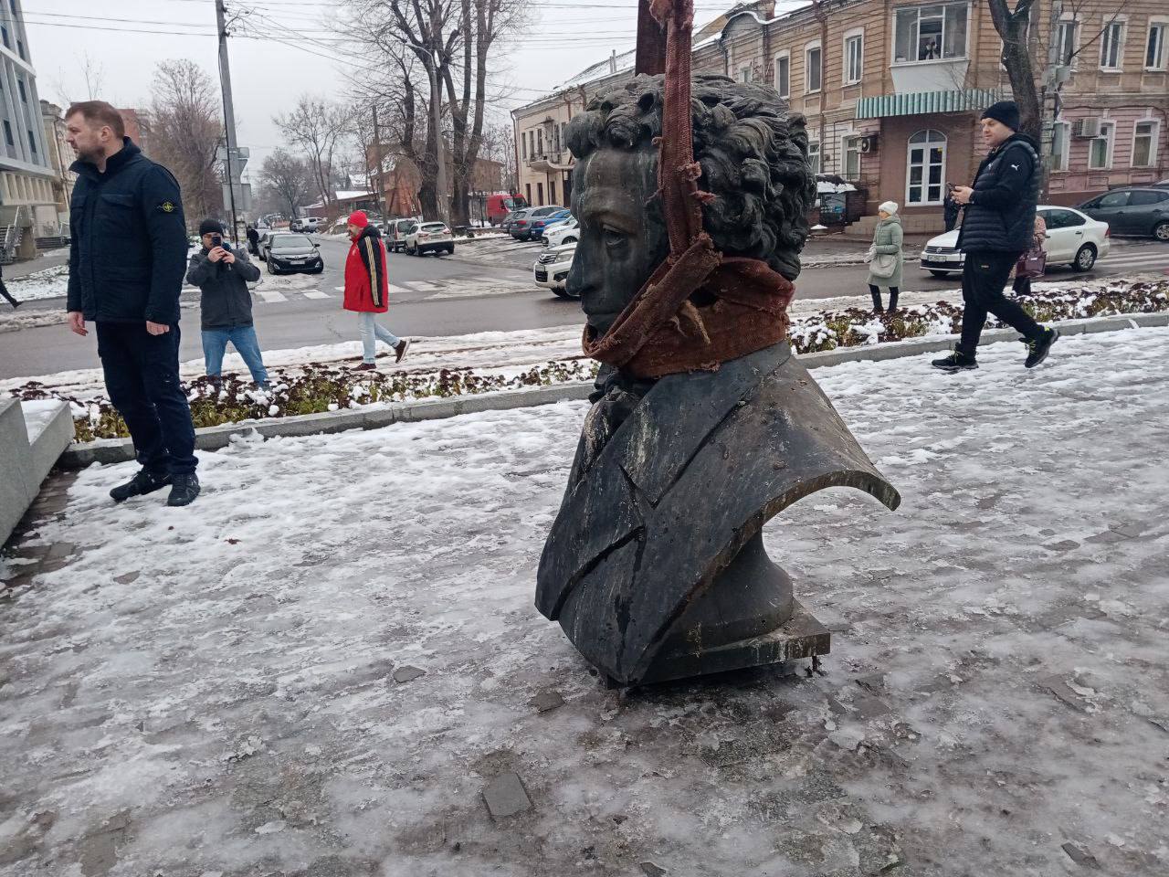 Новости Днепра про У Дніпрі демонтували пам'ятники Пушкіну та Дубініну (ФОТО)