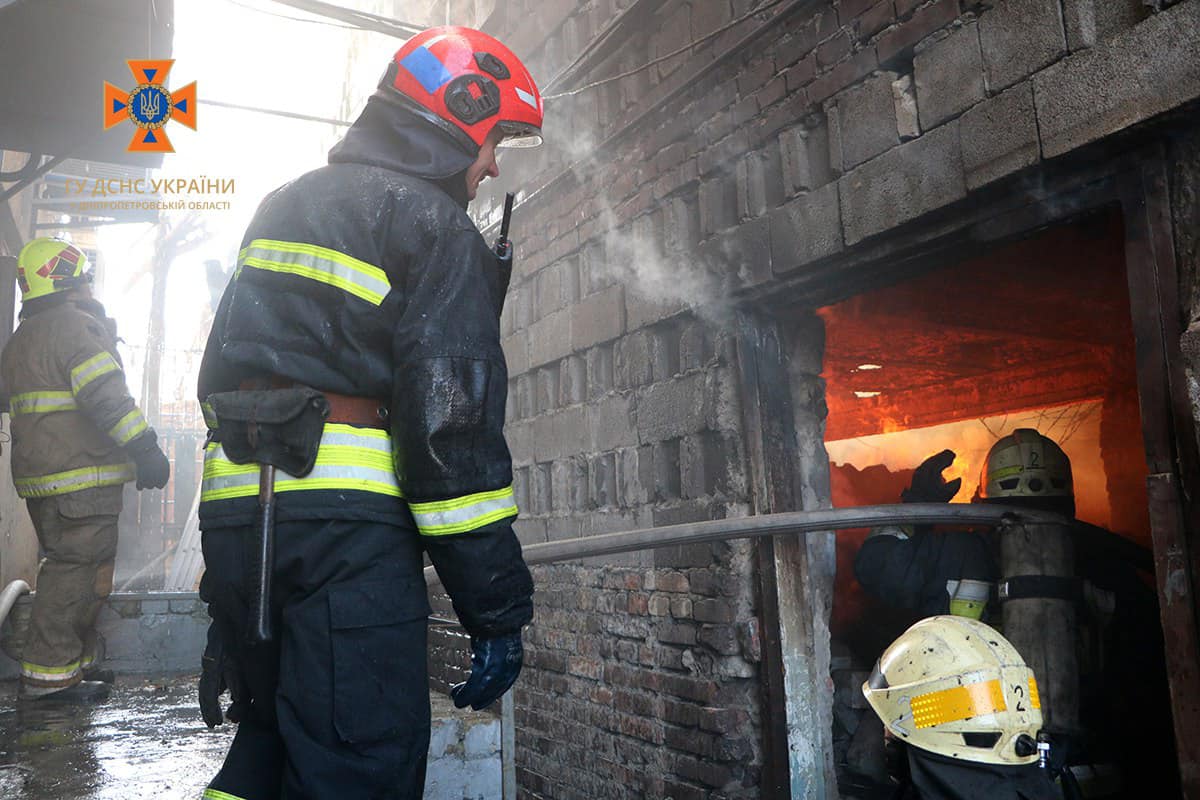 Новости Днепра про У ДСНС розповіли деталі сьогоднішньої масштабної пожежі в центрі Дніпра (ФОТО)