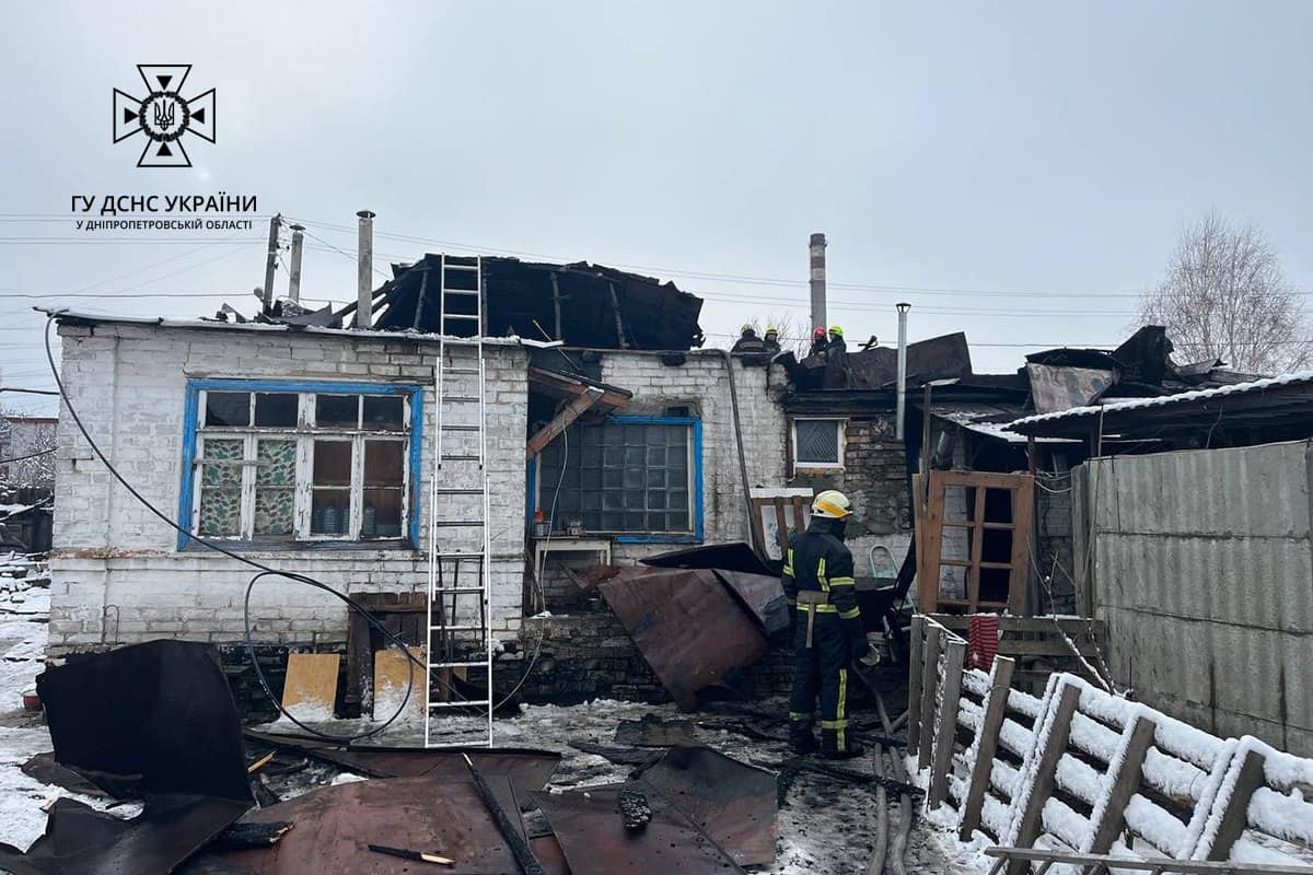 Новости Днепра про Крыша выгорела дотла: в Днепре горел дом на Веселой