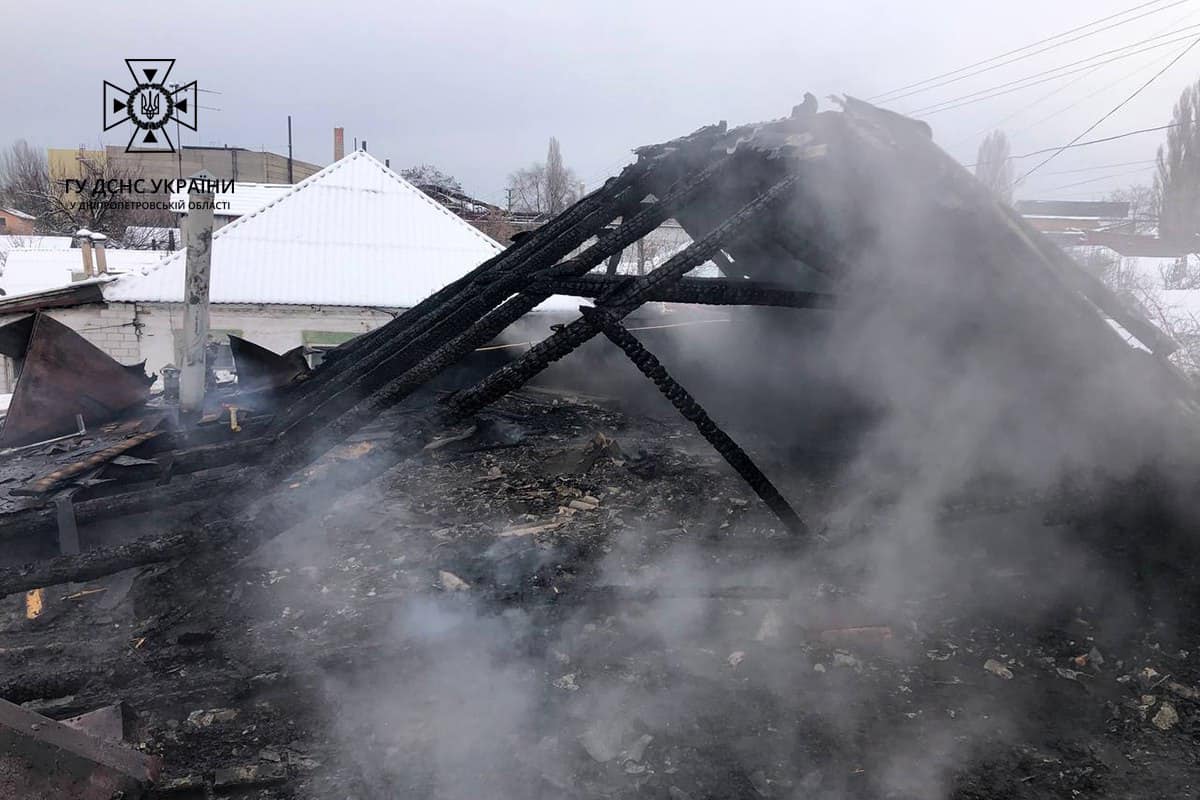 Новости Днепра про Крыша выгорела дотла: в Днепре горел дом на Веселой