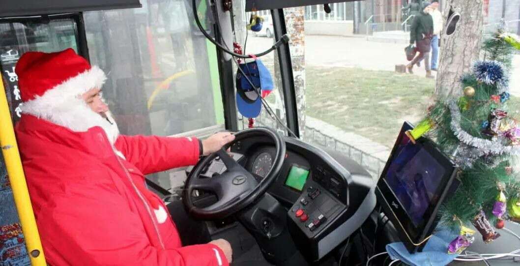 Новости Днепра про У Кам'янському з'явився новорічний автобус