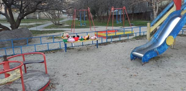 Пупсики и собачки: на Победе кто-то оставил на детской площадке десятки игрушек