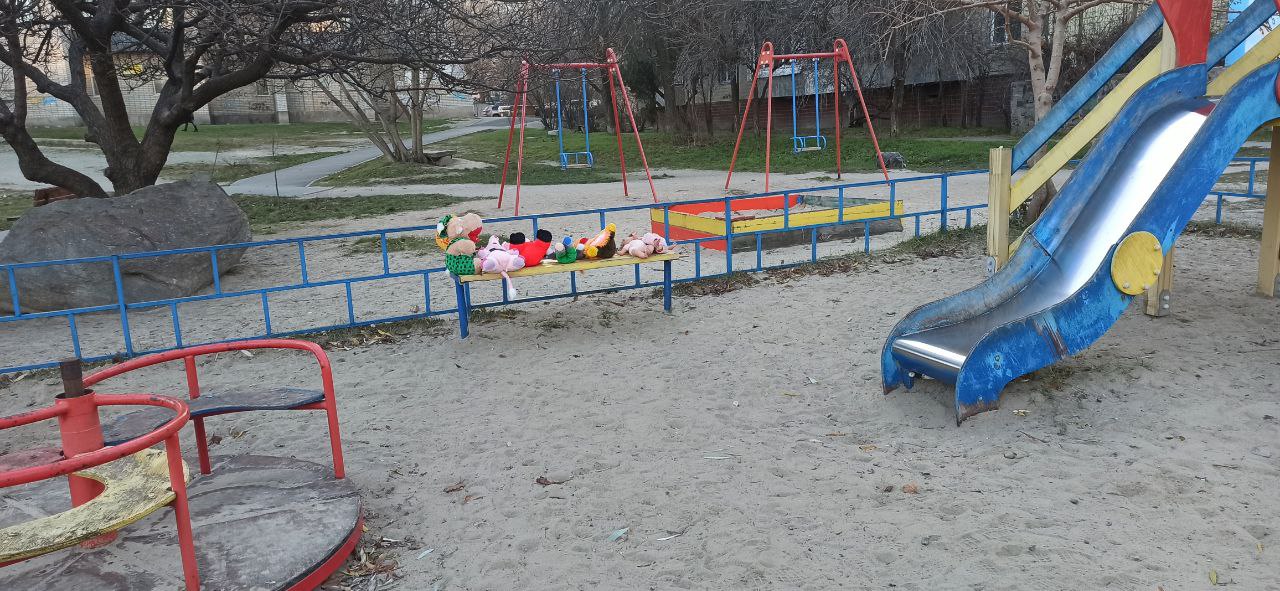 Новости Днепра про Пупсики та собачки: на Перемозі хтось покинув на дитячому майданчику десятки іграшок