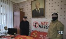 “Нет НАТО”, прапори РФ та зброя: у Дніпрі в членів заборонених партій знайшли “арсенал” роспропаганди