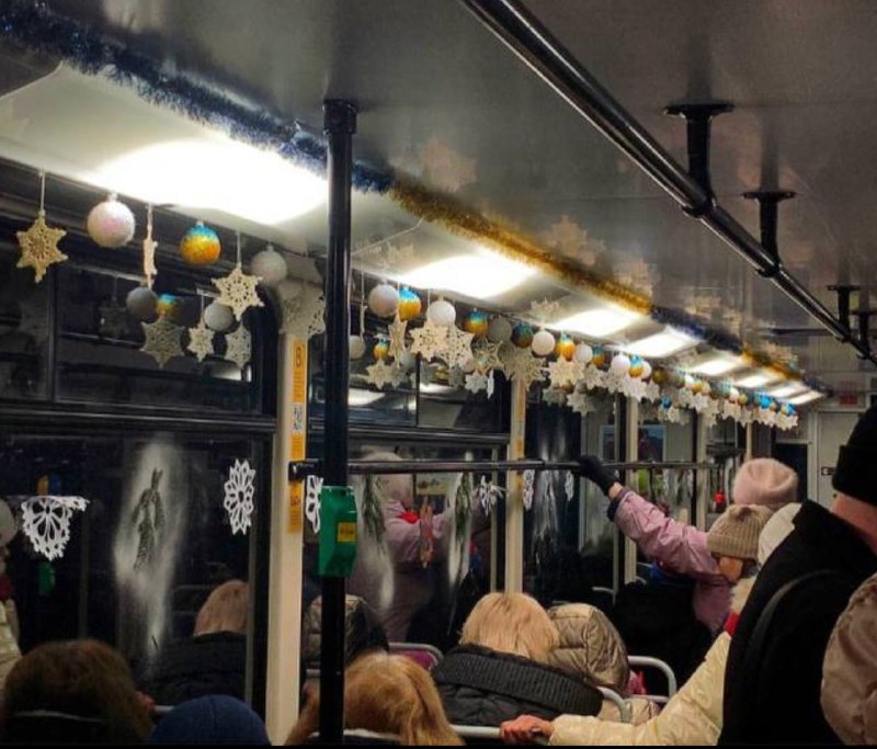 Новости Днепра про Снежинки на окнах и веточки хвои в салоне: в Днепре трамвай №1 украсили к праздникам