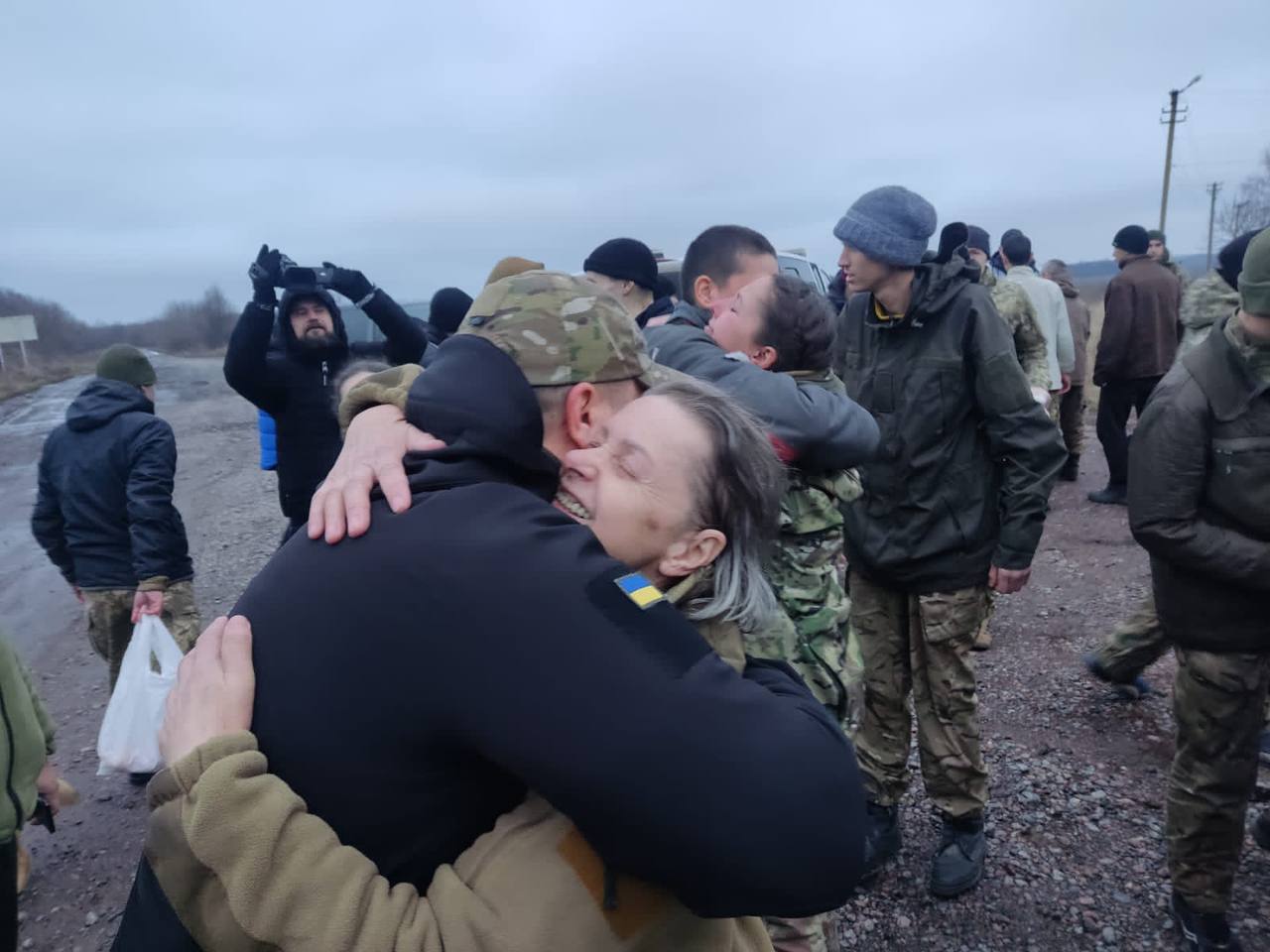 Новости Днепра про Очередной крупный обмен: 140 украинских военных возвращаются домой из плена