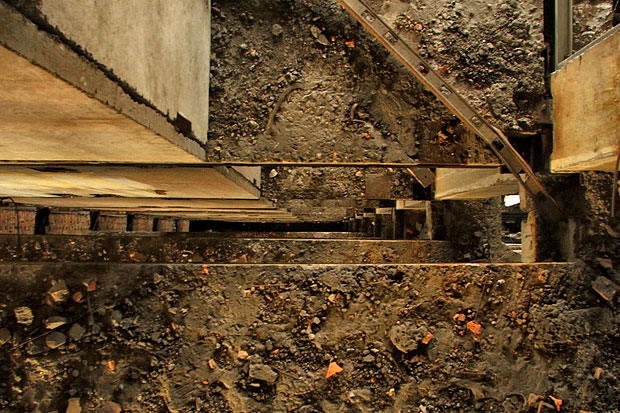 Новости Днепра про Напівзруйновані прольоти та чорна шахта ліфта: як усередині виглядає готель «Парус» у Дніпрі (ФОТО)