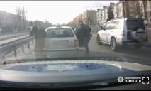 В Днепре у пассажира такси случился приступ эпилепсии посреди дороги: видео спасения