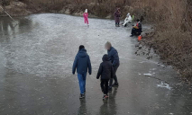 В Днепре дети уже катаются на льду возле косы на Победе (ФОТО)
