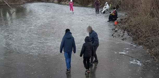 В Днепре дети уже катаются на льду возле косы на Победе (ФОТО)
