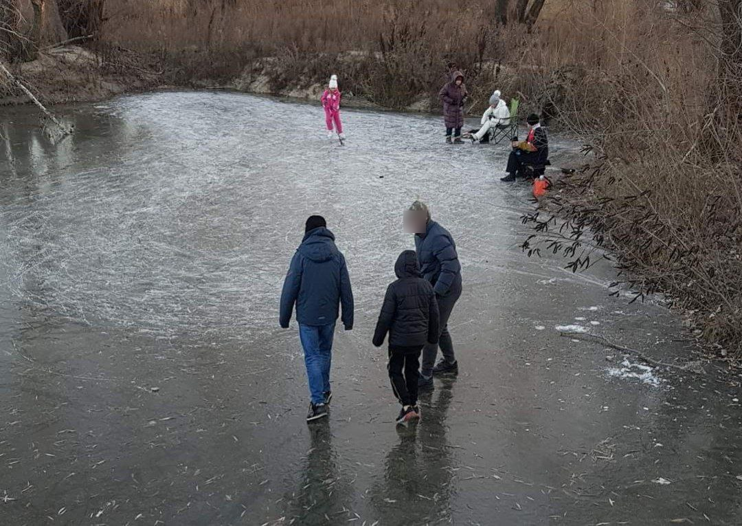Новости Днепра про В Днепре дети уже катаются на льду возле косы на Победе (ФОТО)