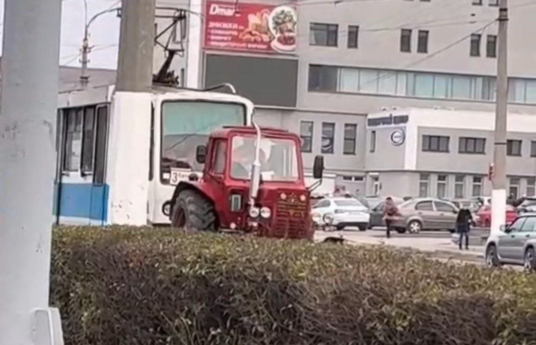 Новости Днепра про В Каменском трактор тянул обесточенный трамвай (ВИДЕО)
